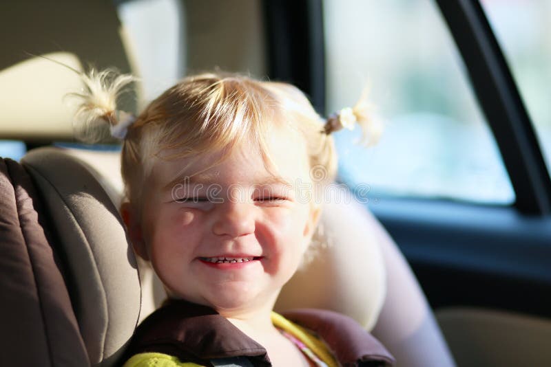 Portret de la muchacha linda del preescolar en el coche imágenes de archivo libres de regalías Portret de la muchacha linda del preescolar en el coche imágenes de archivo libres de regalías
