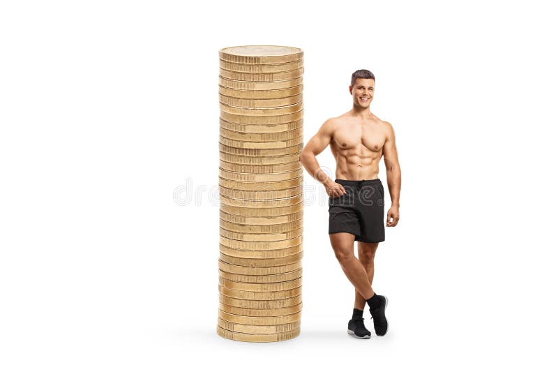 Portret de lungime completă a unui culturist care se sprijină pe o grămadă de monede stock photos