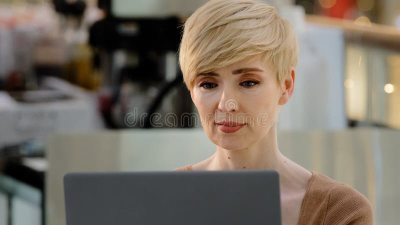 Portret dedicat lucrătoarei profesioniste de vârstă mijlocie, profesionistă de vârstă mijlocie, manager 40s, care lucrează cu un l stock photo