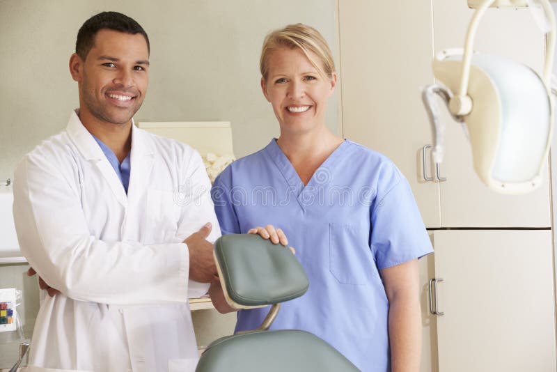 Portret dentysta I Stomatologiczna pielęgniarka W operaci obrazy stock Portret dentysta I Stomatologiczna pielęgniarka W operaci obrazy stock
