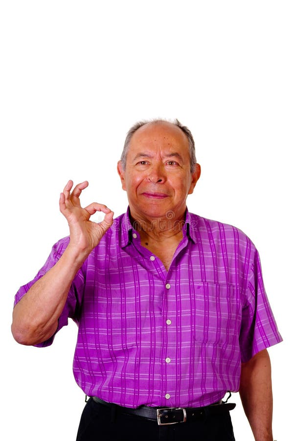 Portret die van een gelukkige oude mens, een succesvol teken met zijn hand doen en een purpere vierkante t-shirt in een wit drage royalty-vrije stock foto Portret die van een gelukkige oude mens, een succesvol teken met zijn hand doen en een purpere vierkante t-shirt in een wit drage royalty-vrije stock foto