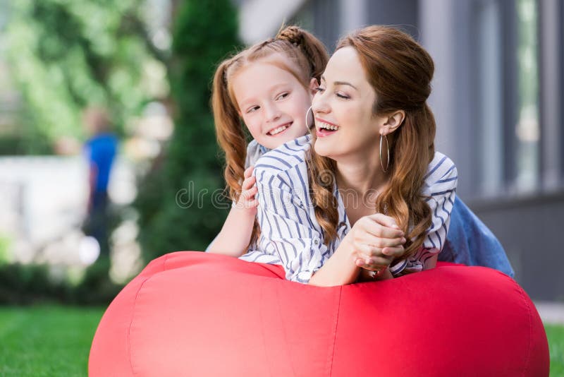 portret die van gelukkige familie op kinderspel rusten stock foto portret die van gelukkige familie op kinderspel rusten stock foto