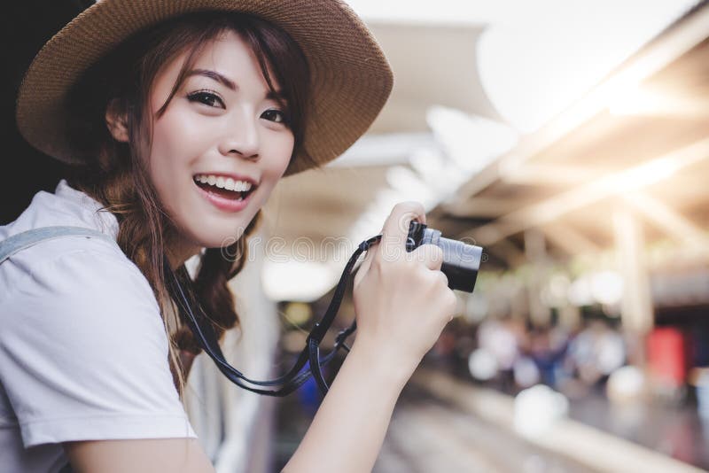 Portret die van het leven van mooie reizigersvrouw genieten Het charmeren bea stock fotografie Portret die van het leven van mooie reizigersvrouw genieten Het charmeren bea stock fotografie