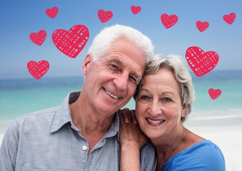 Portret die van hoger paar zich op strand bevinden stock afbeeldingen Portret die van hoger paar zich op strand bevinden stock afbeeldingen