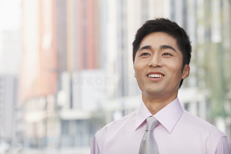 Portret die van jonge zakenman, omhoog eruit zien stock afbeeldingen Portret die van jonge zakenman, omhoog eruit zien stock afbeeldingen