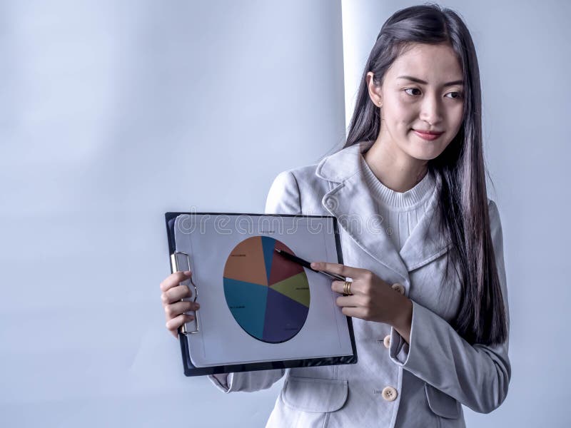 Portret die van mooie intern zich op kantoor voor tikgrafiek bevinden en in de vergaderzaal voorstellen stock fotografie Portret die van mooie intern zich op kantoor voor tikgrafiek bevinden en in de vergaderzaal voorstellen stock fotografie