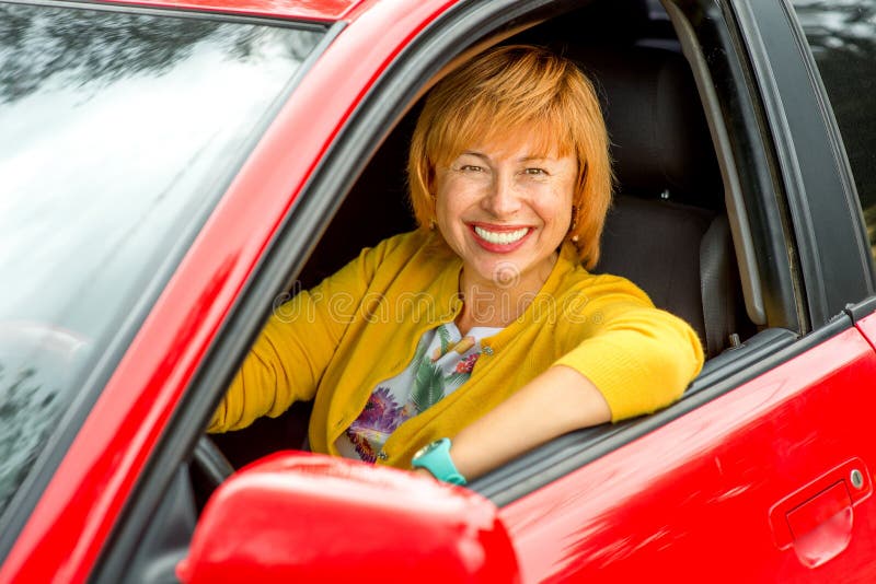 Portret die van oudere vrouw een auto drijven stock afbeelding Portret die van oudere vrouw een auto drijven stock afbeelding