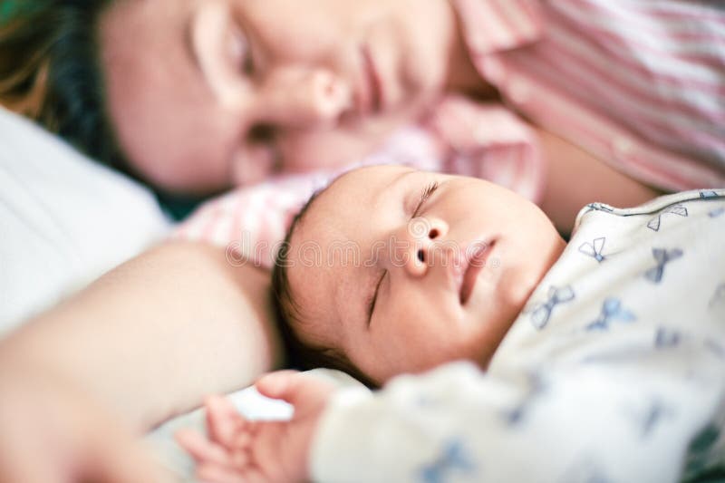 Portret die van pasgeboren baby en moederslaap op bed, samen rusten royalty-vrije stock fotografie Portret die van pasgeboren baby en moederslaap op bed, samen rusten royalty-vrije stock fotografie