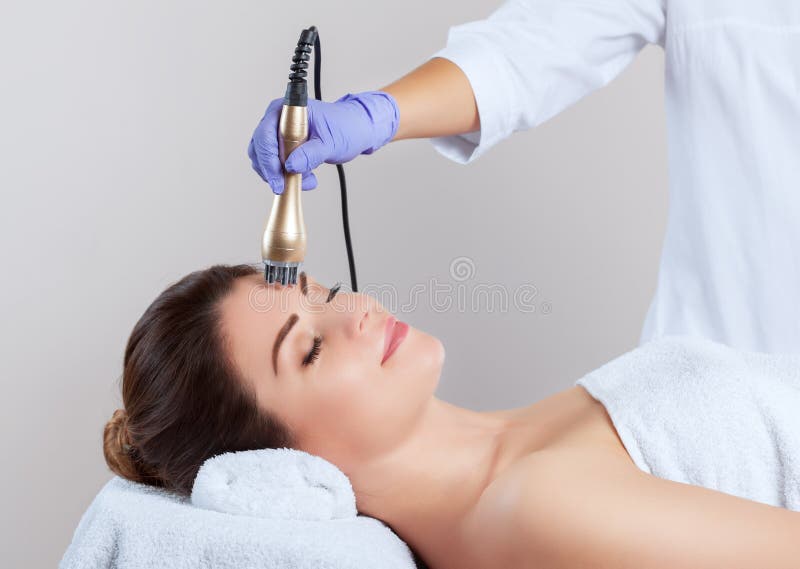 Portret die van vrouw rf-opheft op gezicht en hals krijgen Rf-het opheffen procedure royalty-vrije stock afbeelding Portret die van vrouw rf-opheft op gezicht en hals krijgen Rf-het opheffen procedure royalty-vrije stock afbeelding