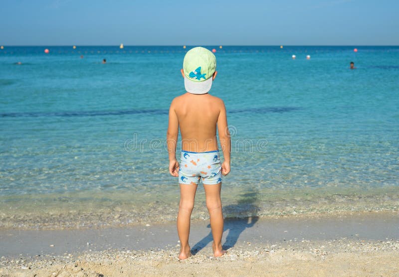 Portret die weinig babyjongen glimlachen die in het overzees, oceaan spelen Positieve menselijke emoties, gevoel, vreugde Grappig stock afbeelding Portret die weinig babyjongen glimlachen die in het overzees, oceaan spelen Positieve menselijke emoties, gevoel, vreugde Grappig stock afbeelding