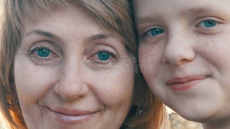 Portret dorosła w średnim wieku matka i jej nastoletni syn