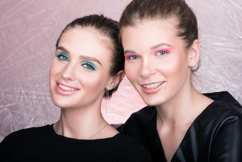Portret dwa młodej ładnej kobiety Jaskrawy fachowy makeup fotografia royalty free Portret dwa młodej ładnej kobiety Jaskrawy fachowy makeup fotografia royalty free