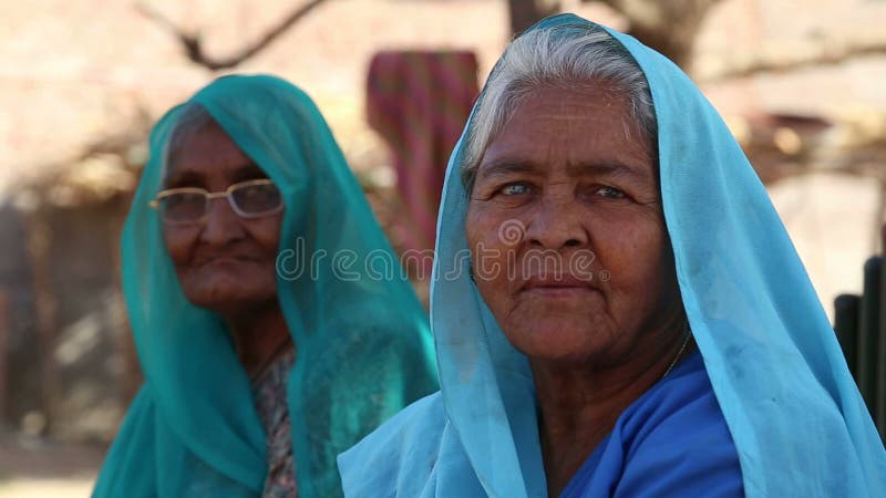 Portret dwa starej Indiańskiej kobiety w tradycyjnej kolorowej odzieży