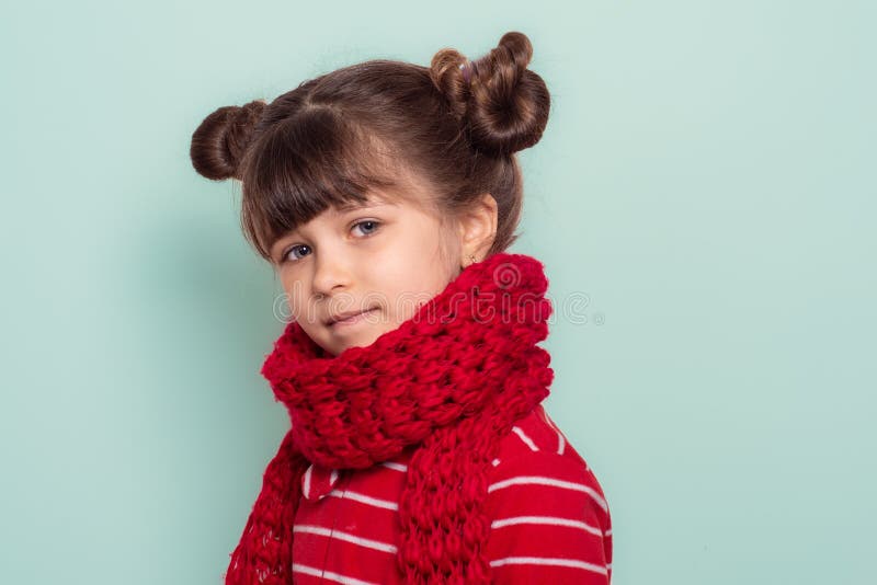 Portret dziecięcy 6-letniej brunetki, niebieskie oczy, zabawny fryzura w czerwonym szaliku i swetrze, odizolowany obrazy stock
