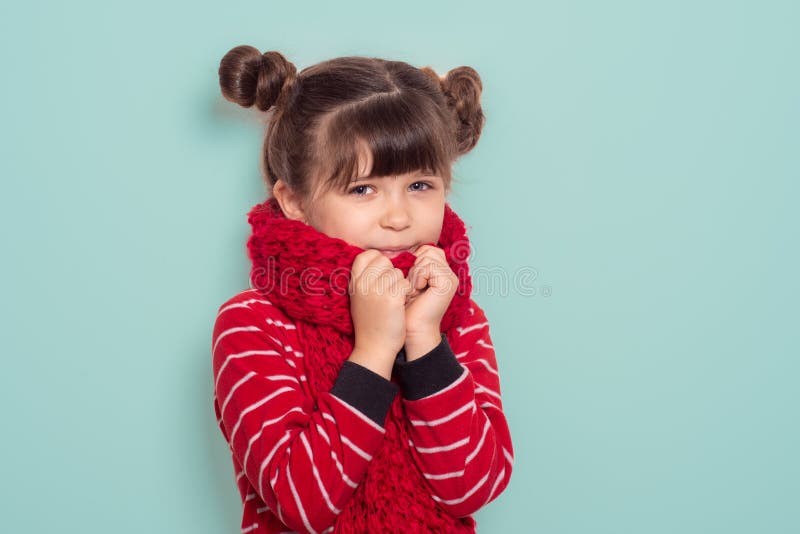 Portret dziecka z 6-letnią brunetką, niebieskimi oczami, zabawne fryzury w czerwonym szaliku i swetrze fotografia royalty free