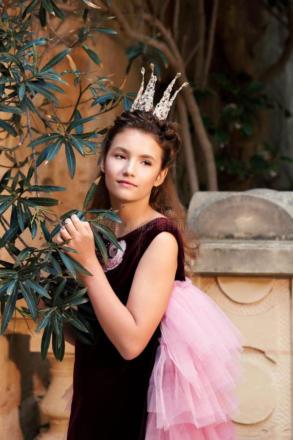 Portret dziewczyna w czarodziejskiej kostium sukni princess w ogródzie antyczny kasztel obrazy stock Portret dziewczyna w czarodziejskiej kostium sukni princess w ogródzie antyczny kasztel obrazy stock