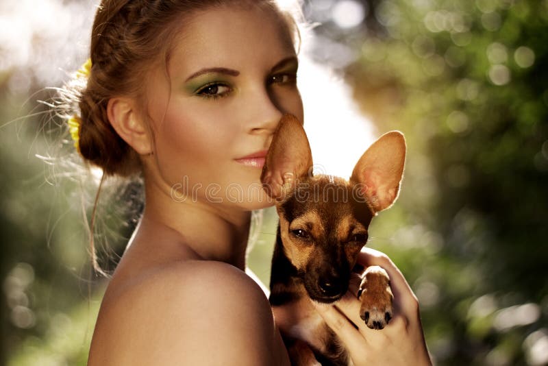 Portret dziewczyna z Miniaturowym Pinscher zdjęcia stock
