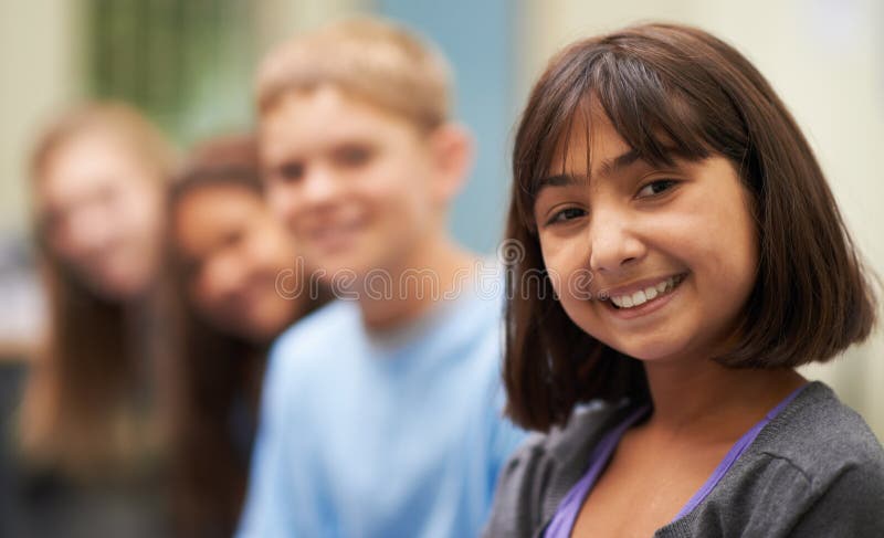 Portret dziewczyny i szczęśliwy w korytarzu szkolnym z ufnością i dumą w nauce lub wiedzy. student obrazy stock