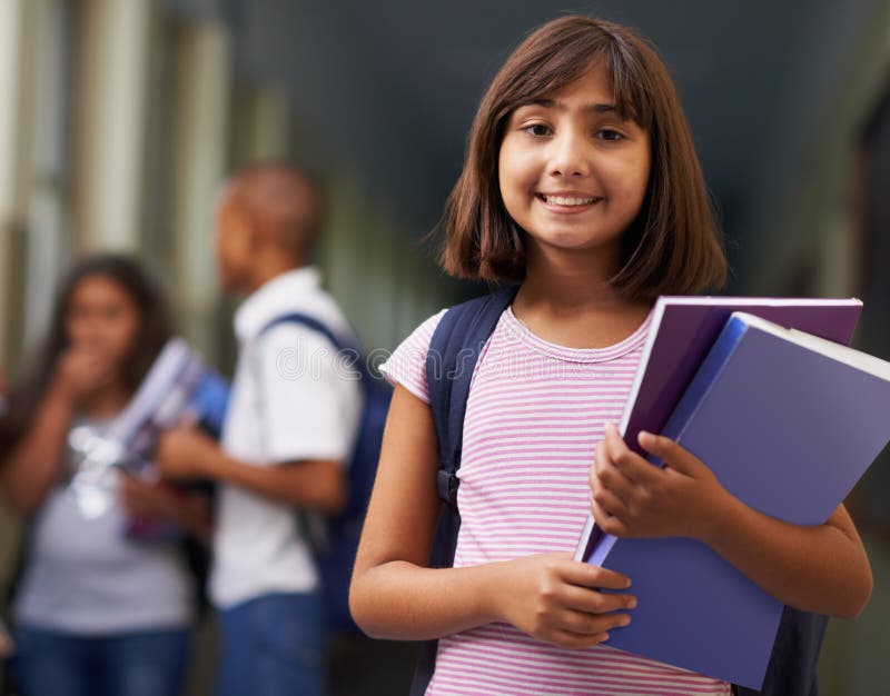 Portret dziewczyny i szczęśliwy w korytarzu szkoły z plecakiem lub książkami do nauki lub wiedzy. student zdjęcia stock