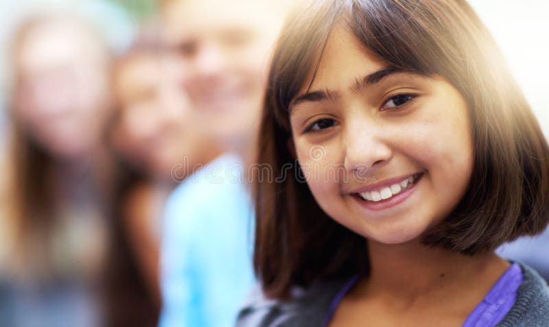 Portret dziewczyny i uśmiech w korytarzu szkolnym z ufnością i dumą do nauki lub wiedzy. student fotografia stock