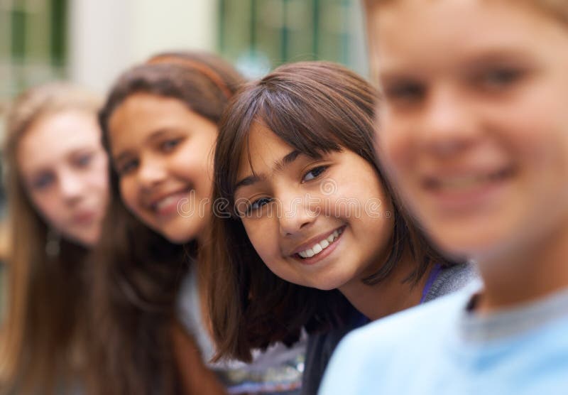 Portret dziewczyny i zaufanie do korytarza w szkole lub radość i duma uczenia się edukacji lub wiedzy. student obraz stock