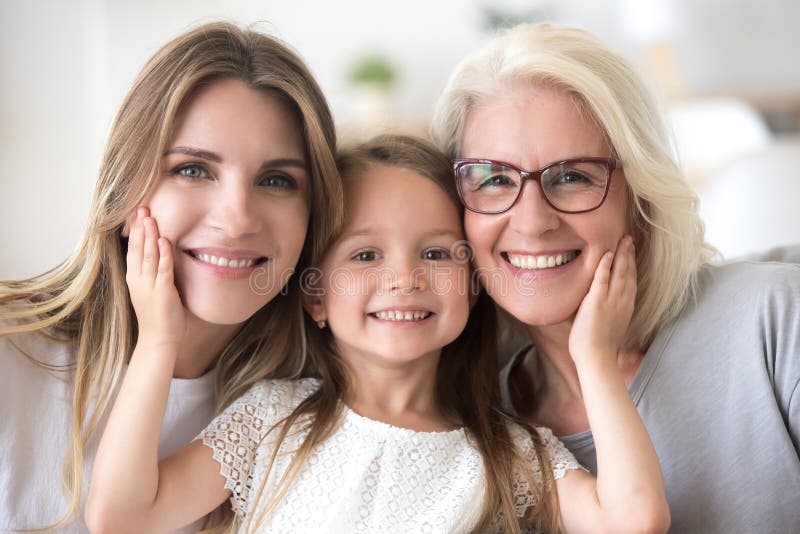 Portret dziewczyny przytulenia mama i babcia robi rodzinnemu pictu obrazy royalty free