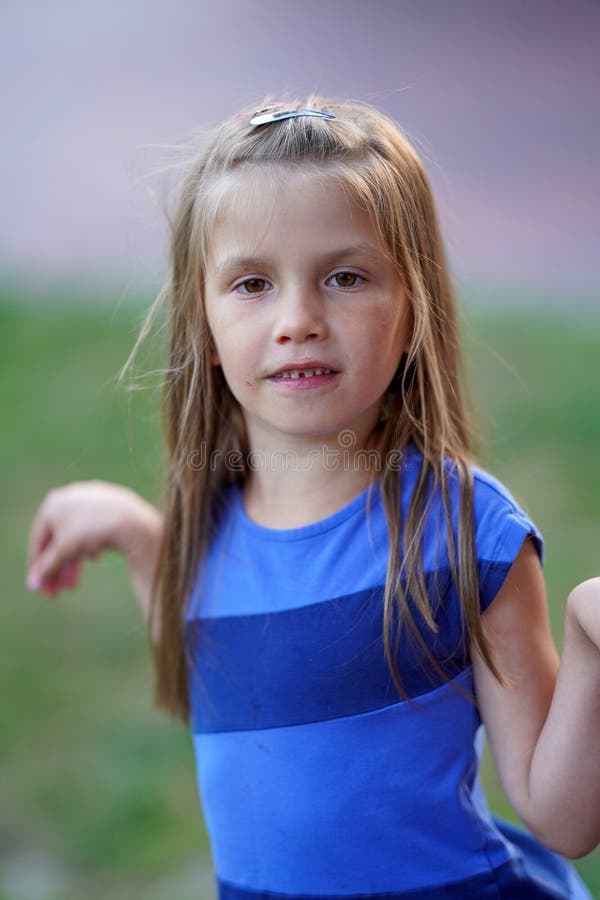 Portret dziewczyny z zepsutymi zębami i twarz wymazana czekoladą. niezdrowa dieta szkodzi cukrem dla dzieci. fotografia stock