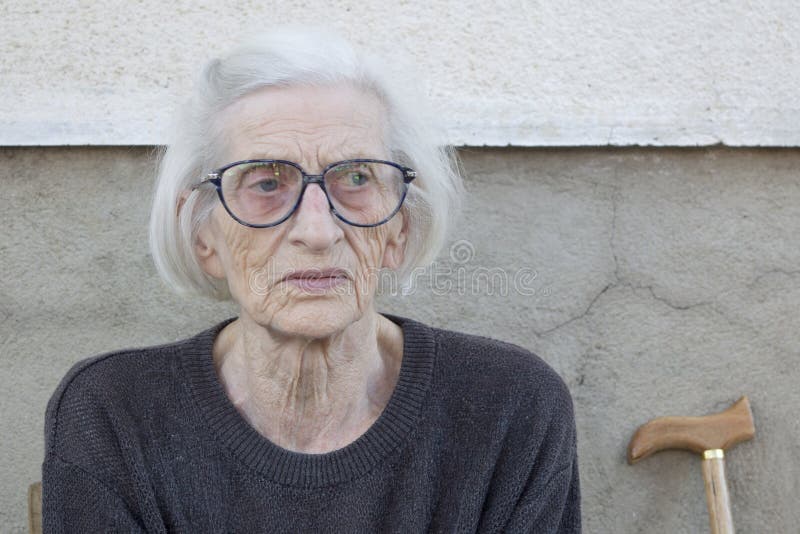 Portret dziewiećdziesiąt lat babci z chodzącego kija outdoo fotografia stock Portret dziewiećdziesiąt lat babci z chodzącego kija outdoo fotografia stock