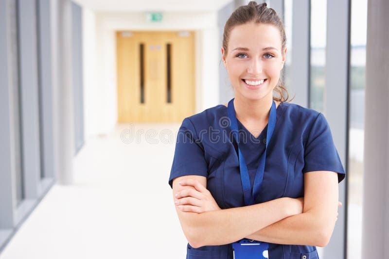 Portret Żeńska pielęgniarki pozycja W Szpitalnym korytarzu