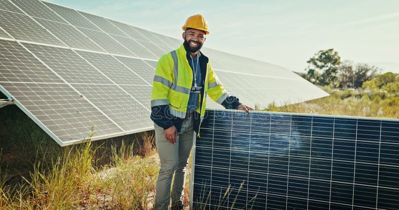 Portret fericit și panou solar la nivelul economiei de energie și al autorității de supraveghere pentru întreținerea serviciilor. royalty free stock photo