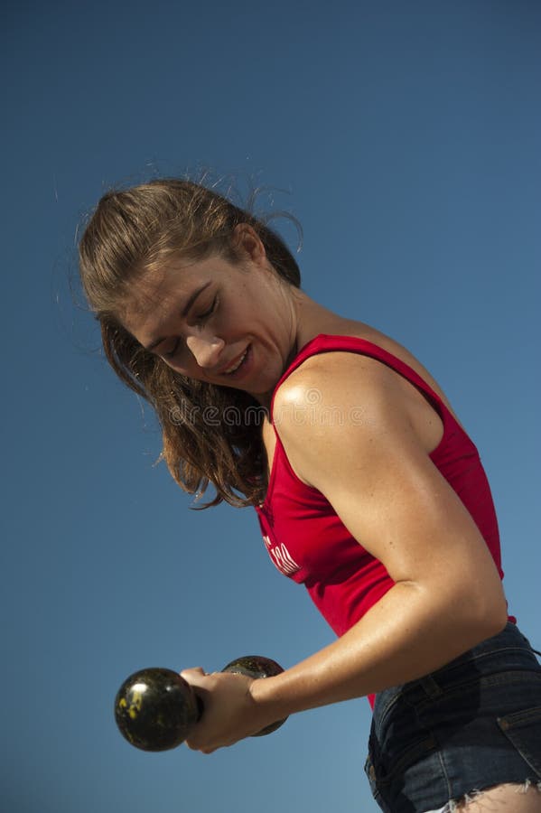 Portret fitness samicy w czerwonym stroju kąpielowym ćwiczący z vintage dumbbell zdjęcie stock