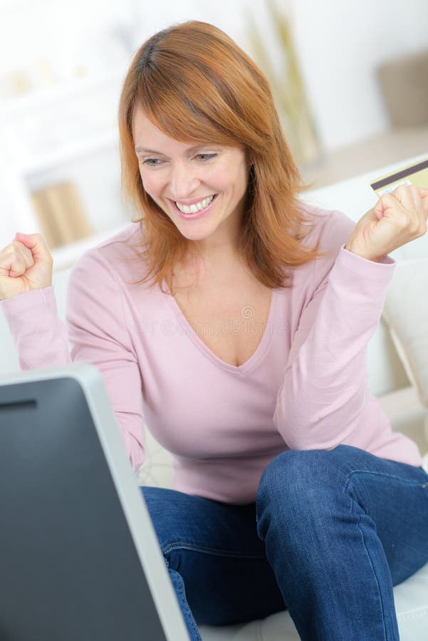 Portret gelukkige vrouw die online kopen stock afbeelding Portret gelukkige vrouw die online kopen stock afbeelding