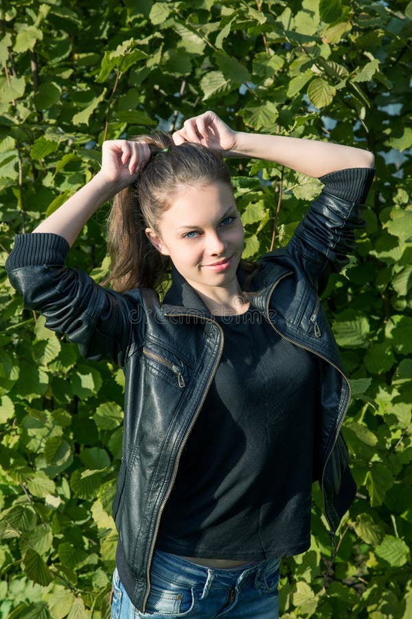 Portret gira lato wśród ulistnienia zdjęcia stock Portret gira lato wśród ulistnienia zdjęcia stock