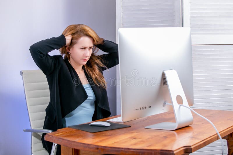 Portret gniewny młody bizneswoman przy biurem Siedzi przy stołem i trzyma jej głowę Black Friday Poniedziałek lub Cyber n fotografia stock Portret gniewny młody bizneswoman przy biurem Siedzi przy stołem i trzyma jej głowę Black Friday Poniedziałek lub Cyber n fotografia stock