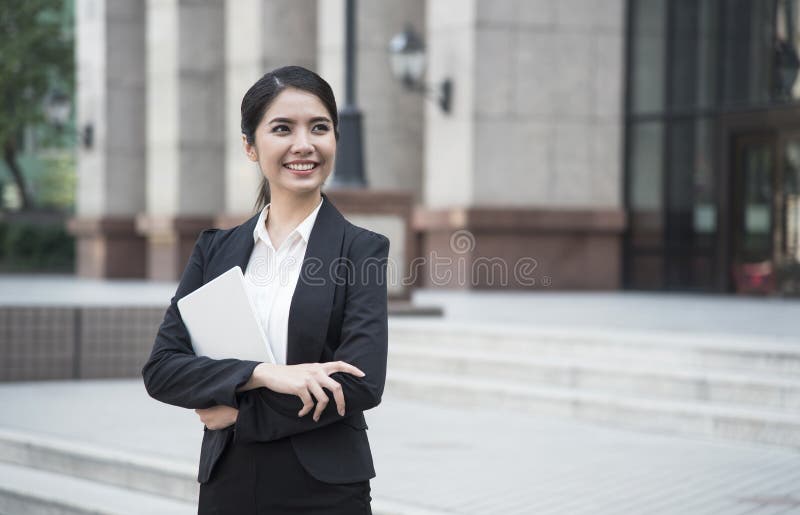 Portret het jonge Aziatische onderneemster knappe kijken stock afbeeldingen Portret het jonge Aziatische onderneemster knappe kijken stock afbeeldingen
