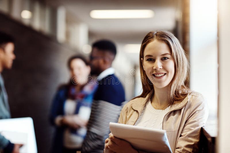 Portret hollway i kobieta z wiedzą książkową i dumny ze stypendium na studia i naukę. uniwersytet korytarzowy obrazy stock