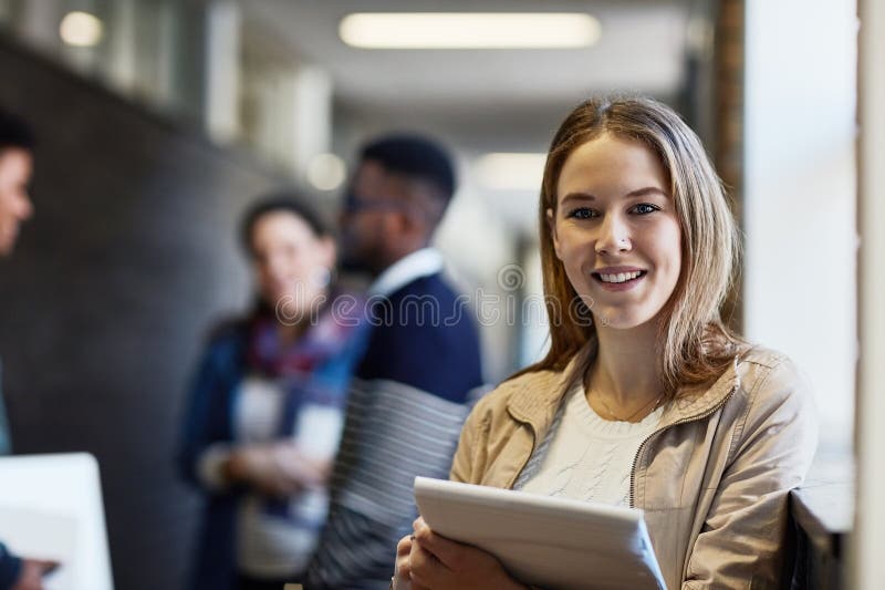 Portret hollway i kobieta z wykształceniem książkowym i dumny ze stypendium na studia i naukę. uniwersytet korytarzowy zdjęcie stock