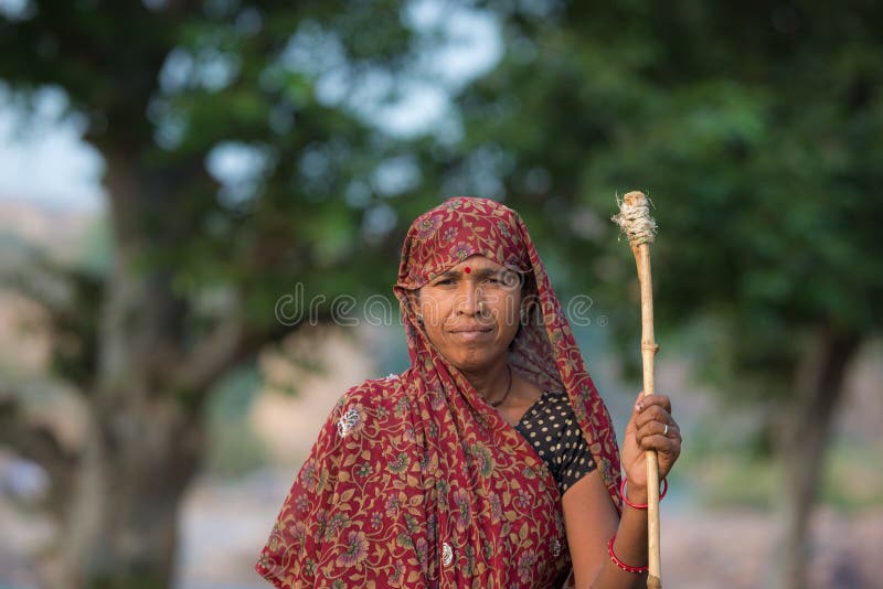 Portret indyjska kobieta z kijem w wsi przy Ocrhha, outdoors, India zdjęcie royalty free Portret indyjska kobieta z kijem w wsi przy Ocrhha, outdoors, India zdjęcie royalty free