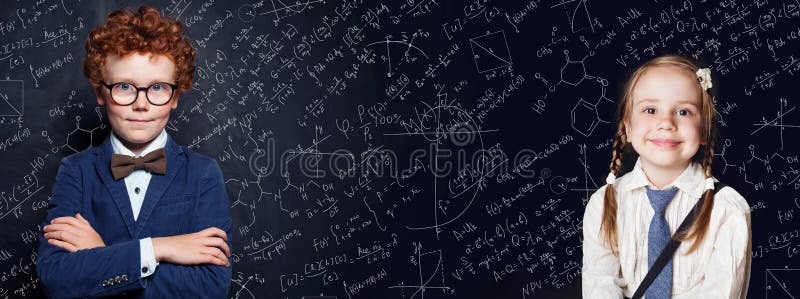 Portret inteligentnych dzieci Dziewczynka i chłopiec na tle czarnej tablicy z wzorami matematycznymi i naukowymi obraz royalty free