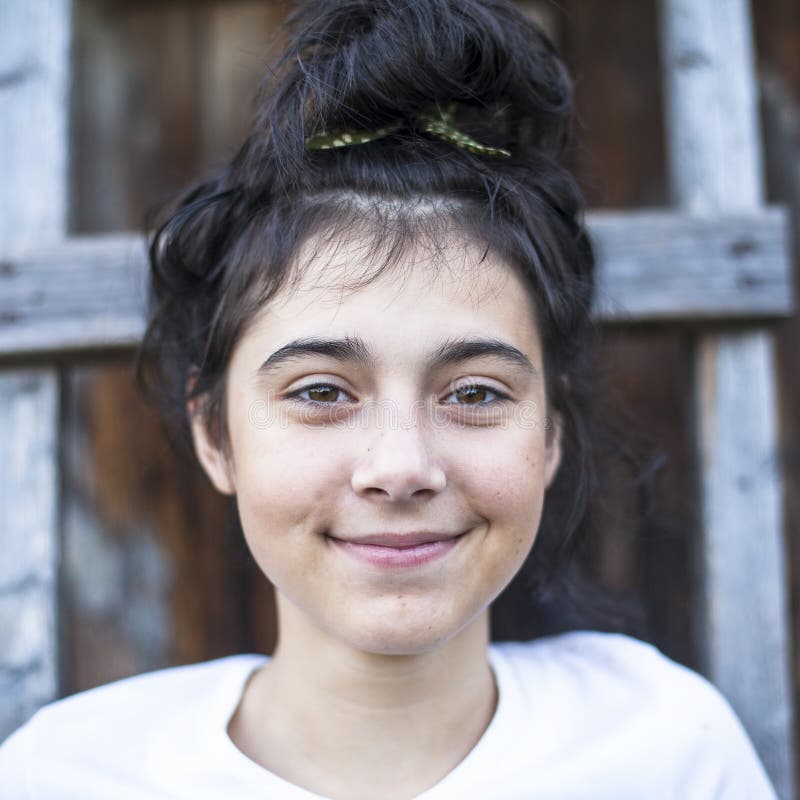 Portret jong meisje die zich dichtbij de houten treden in het platteland bevinden stock fotografie Portret jong meisje die zich dichtbij de houten treden in het platteland bevinden stock fotografie