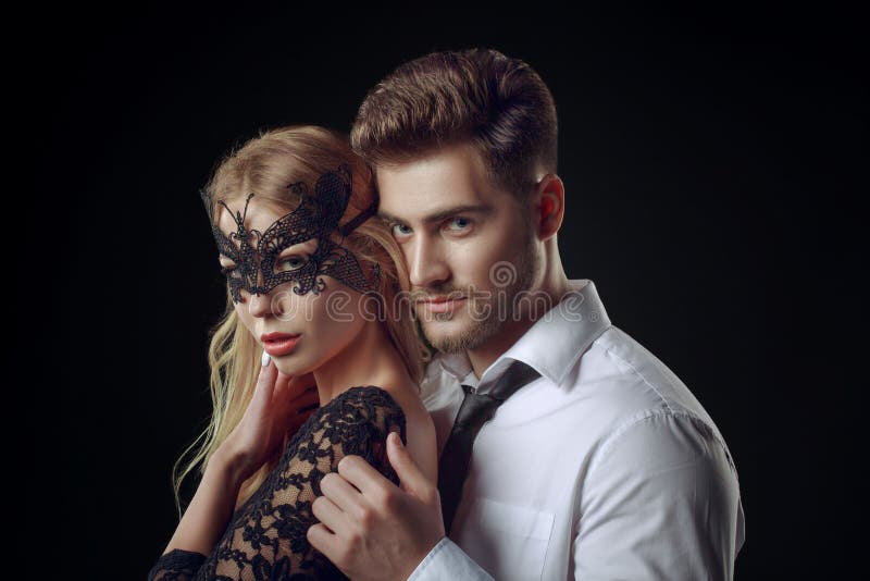 Portret kaukaskiej blondynki z czarną maską, która dokucza eleganckiemu mężczyźnie, jak w filmie '50 Shades Darker', plakat filmo zdjęcia royalty free Portret kaukaskiej blondynki z czarną maską, która dokucza eleganckiemu mężczyźnie, jak w filmie '50 Shades Darker', plakat filmo zdjęcia royalty free