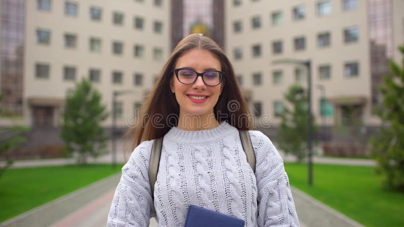 Portret kaukaskiej nastolatki uczennicy