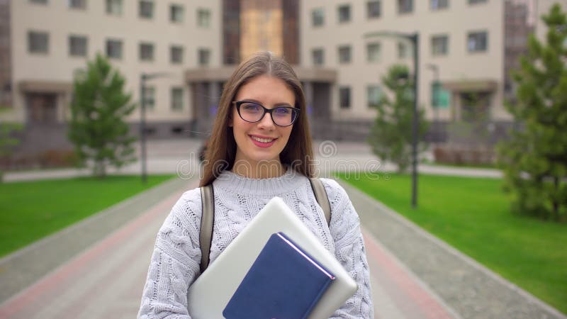 Portret kaukaskiej nastolatki uczennicy