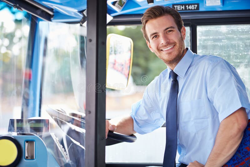 Portret kierowca autobusu Za kołem