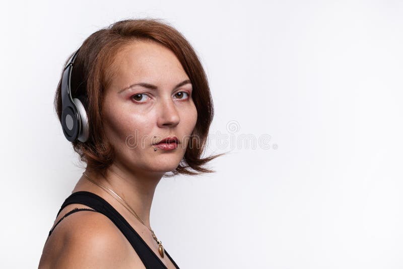 Portret kobieta odpoczywa na głowie z hełmofonami zdjęcia royalty free Portret kobieta odpoczywa na głowie z hełmofonami zdjęcia royalty free