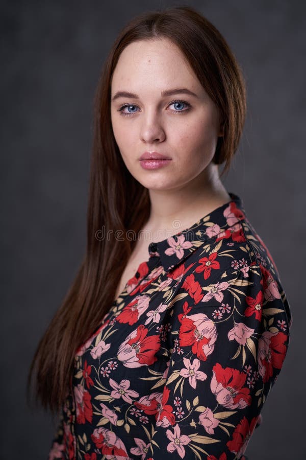 Portret kobieta w barwionej sukni na szarym tle zdjęcie stock Portret kobieta w barwionej sukni na szarym tle zdjęcie stock