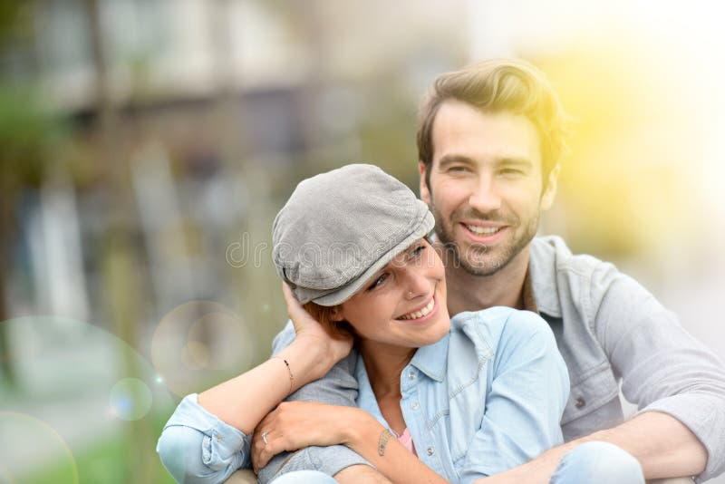 Portret kochająca romantyczna para w miasteczku fotografia stock Portret kochająca romantyczna para w miasteczku fotografia stock