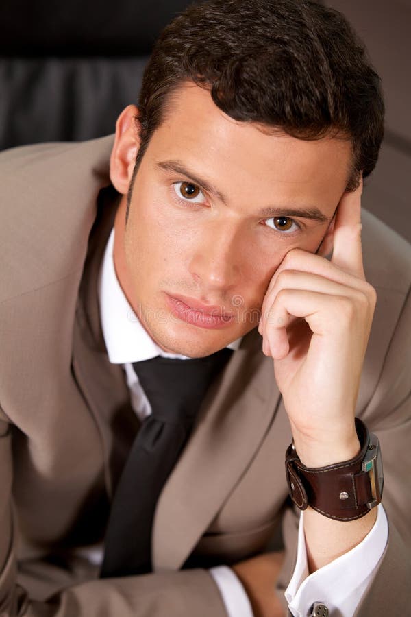 Portret kontempluje w biurze biznesmen fotografia stock Portret kontempluje w biurze biznesmen fotografia stock