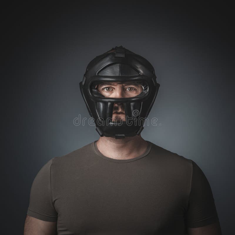 Portret krav maga lekarz praktykujący na popielatym tle fotografia stock Portret krav maga lekarz praktykujący na popielatym tle fotografia stock