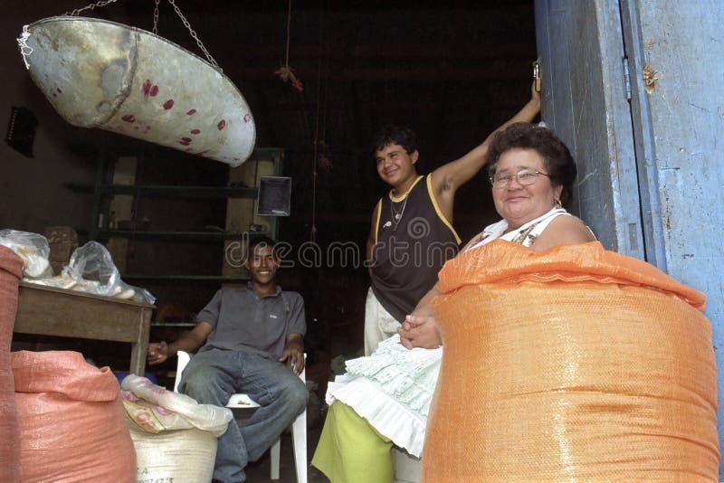 Portret Latynoski handlarz w sklepowym drzwi zdjęcie stock Portret Latynoski handlarz w sklepowym drzwi zdjęcie stock
